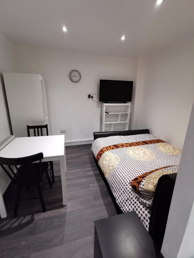 Studio Self Contained Double Bedroom London Exterior foto